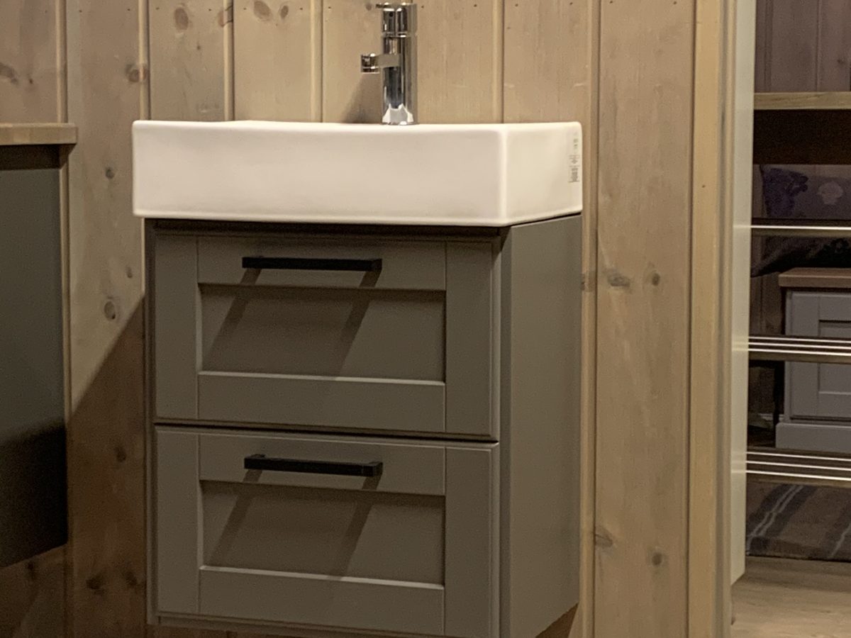 Trend bad, malt i Sober, med heldekkende servant Skrogbredde 50cm D:35. Praktisk baderomsinnredning når plassen er liten. Kistefos Møbler kvalitetsbad i heltre