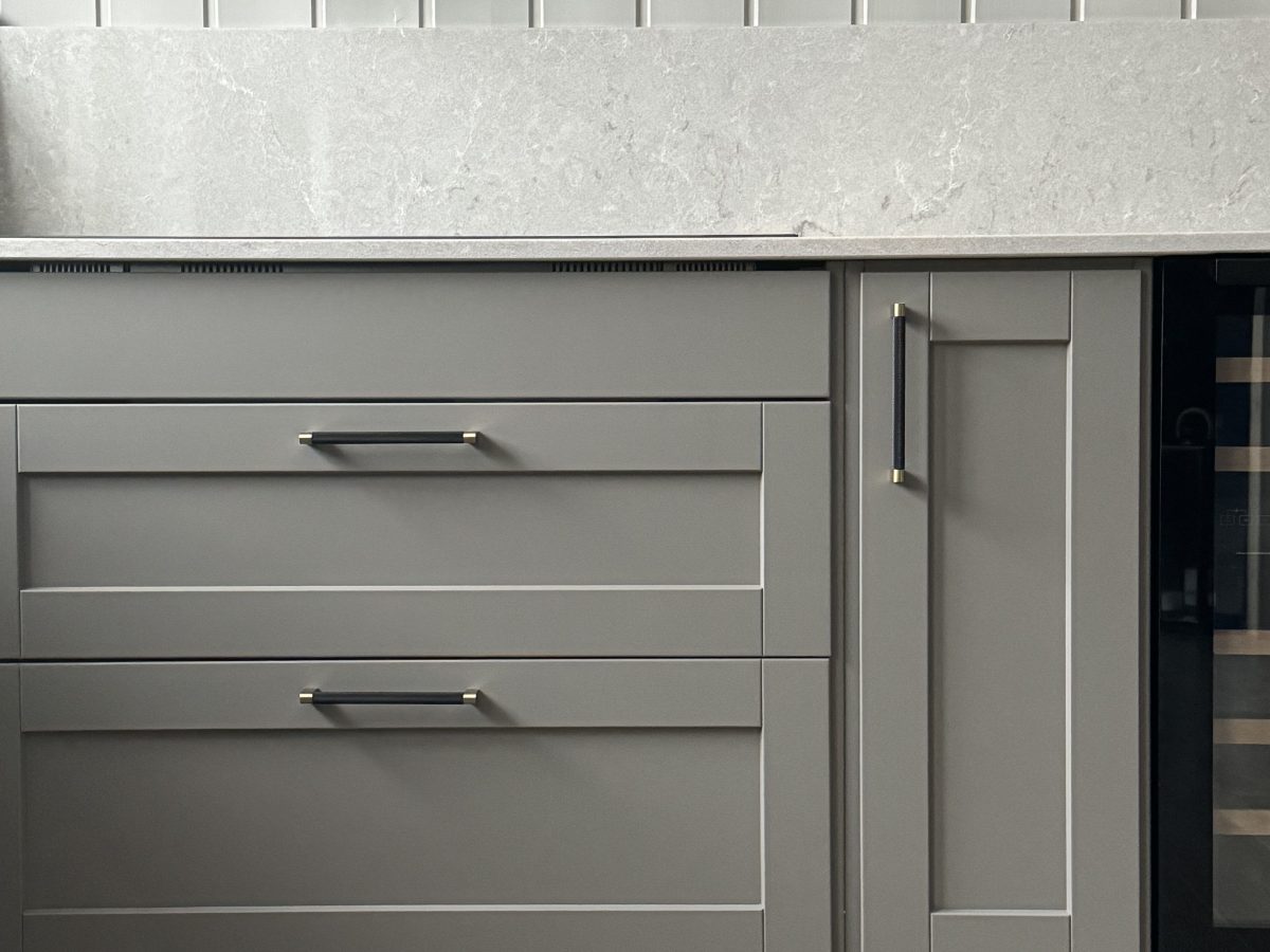 Nova Kjøkken m. fylling på skuffene, steinplate. Heltre norsk kvalitet, norsk design, moderne kjøkken i heltre Kistefos Møbler,