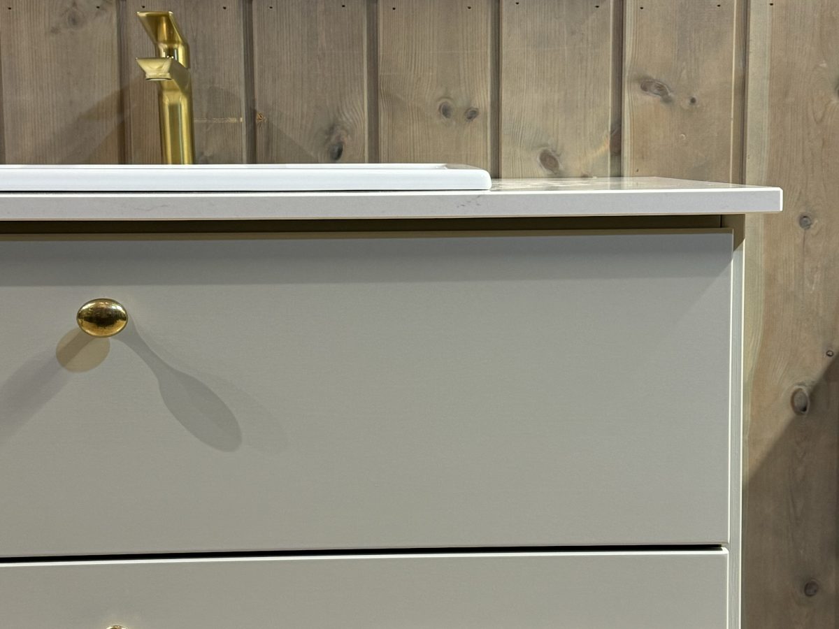 Nova bad med skuffer i fargen Washed Linen med steinplate Eksklusivt bad i heltre fra Kistefos Møbler.