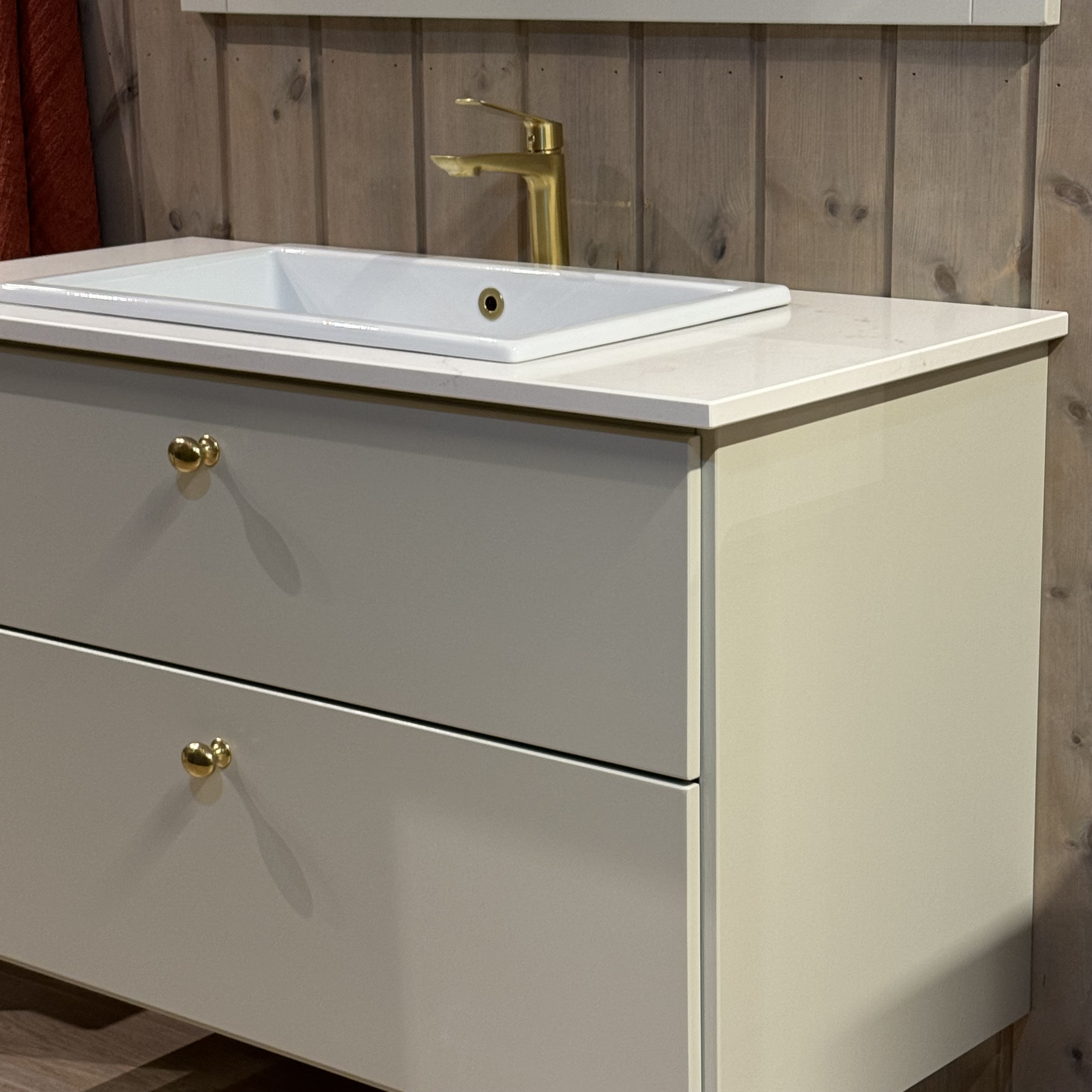 Nova bad med skuffer i fargen Washed Linen med steinplate Eksklusivt bad i heltre fra Kistefos Møbler.