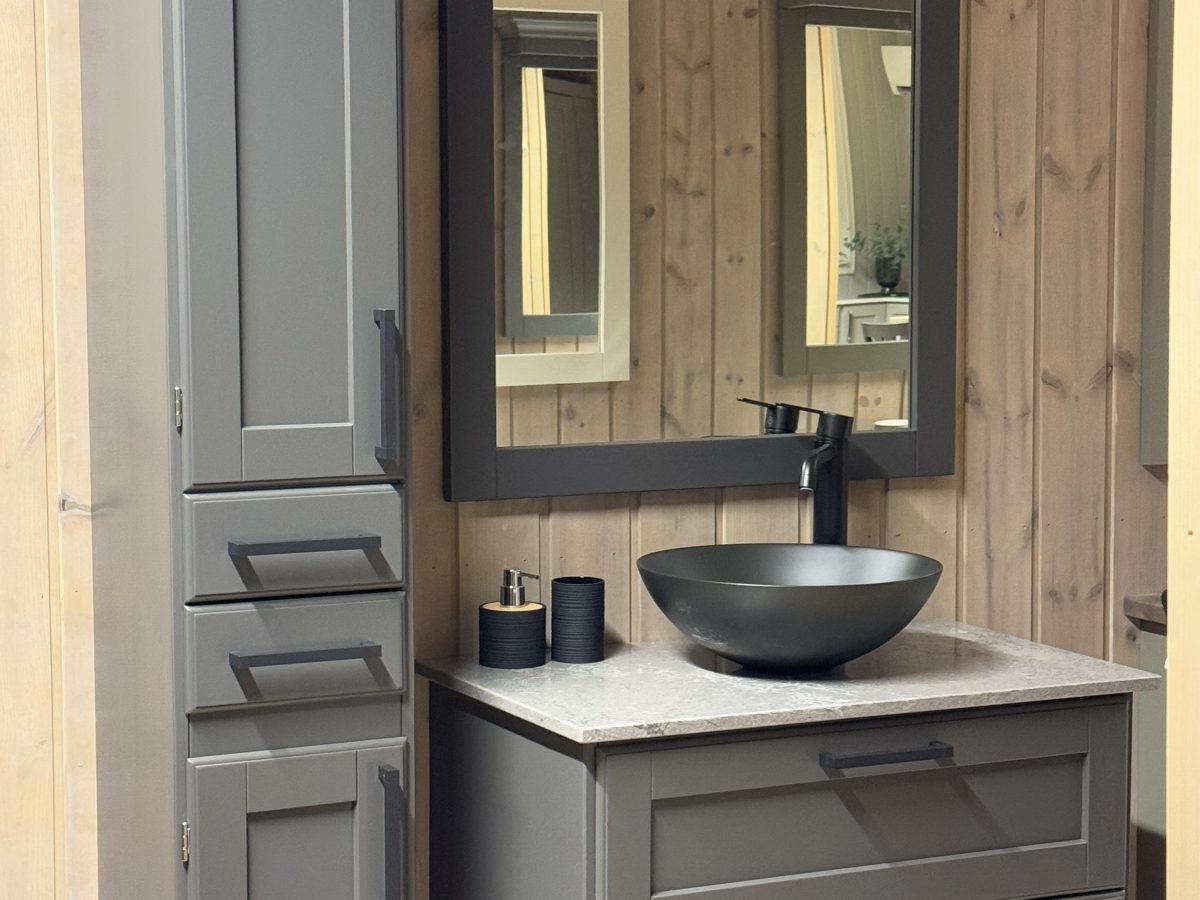 21005 Trend bad med . steinplate, Skrogbredde 80cm, Askesort. Heltre bad i topp kvalitet fra Kistefos Møbler, Nr. 21001 Trend høyskap bad, Nr. 22109 Speil Allrom 80 x 90cm