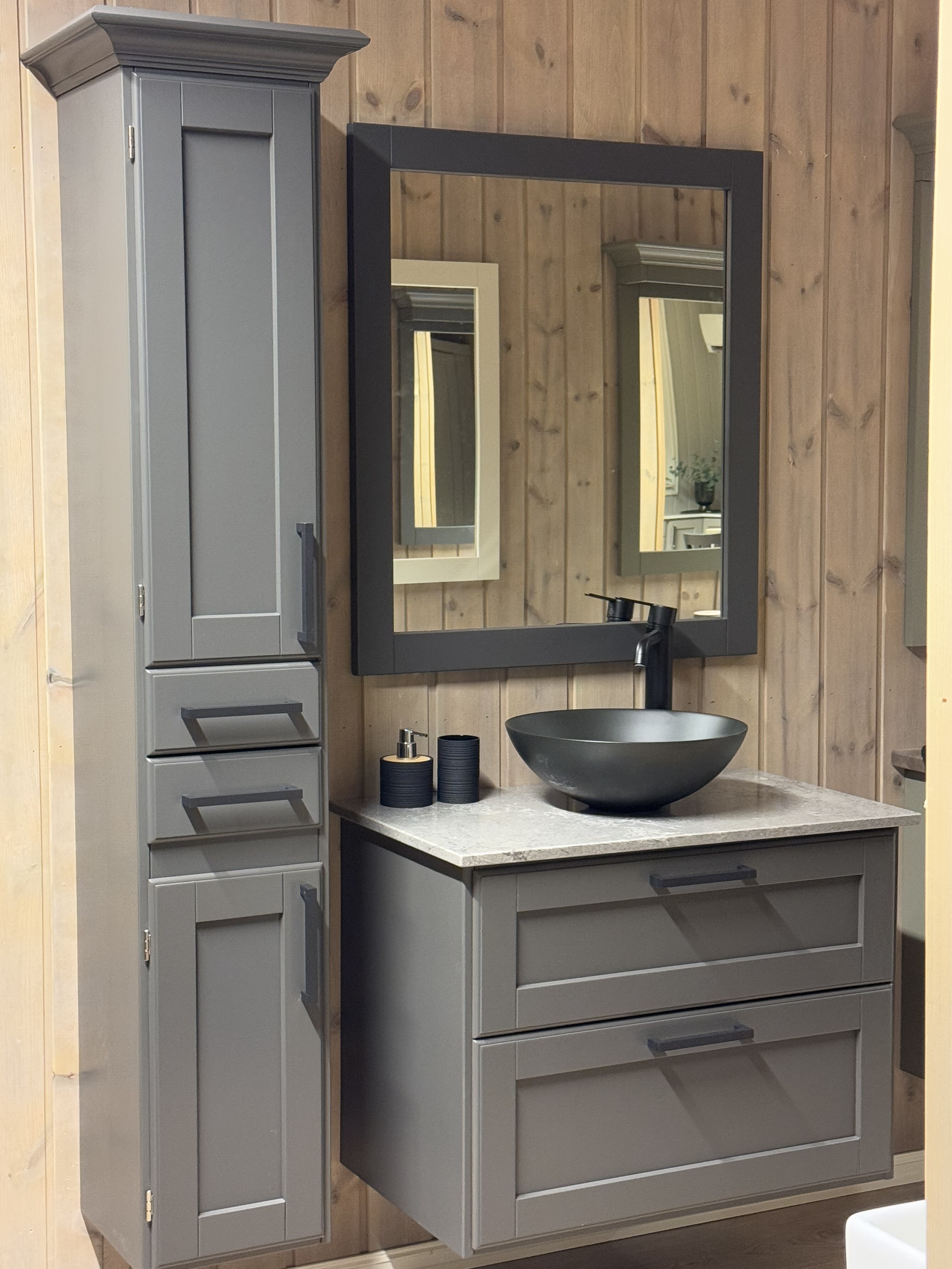 21005 Trend bad med . steinplate, Skrogbredde 80cm, Askesort. Heltre bad i topp kvalitet fra Kistefos Møbler, Nr. 21001 Trend høyskap bad, Nr. 22109 Speil Allrom 80 x 90cm