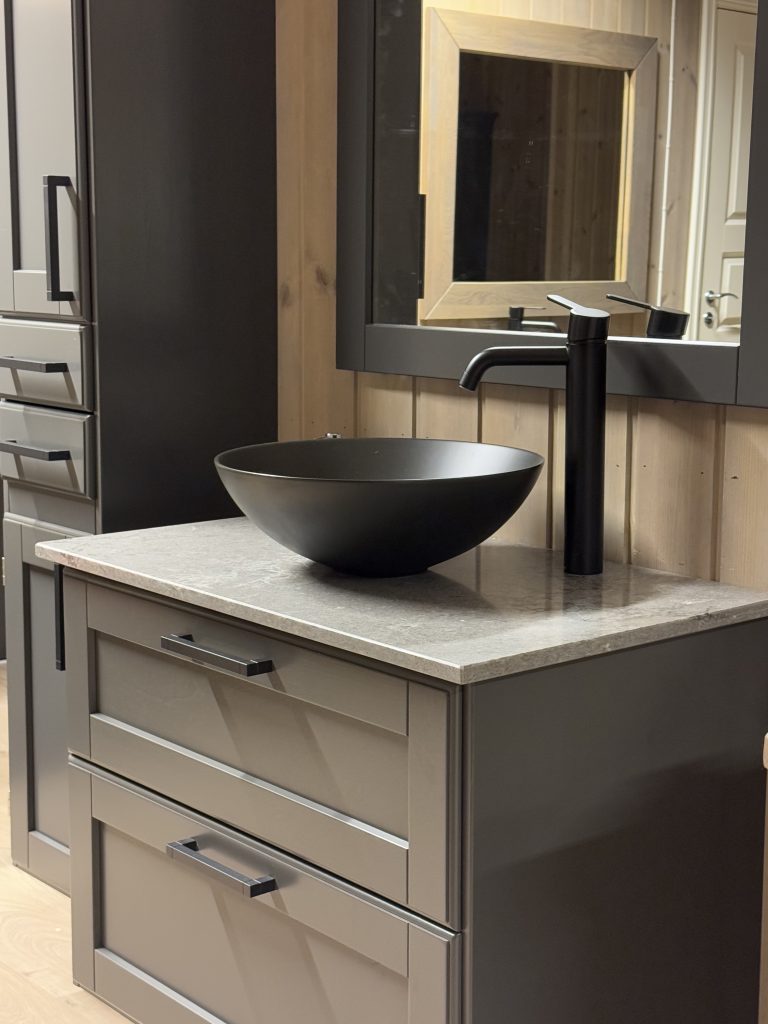 Trend bad med . steinplate, Skrogbredde 80cm, Askesort. Heltre bad i topp kvalitet fra Kistefos Møbler. Lys porselenservant sort,matt