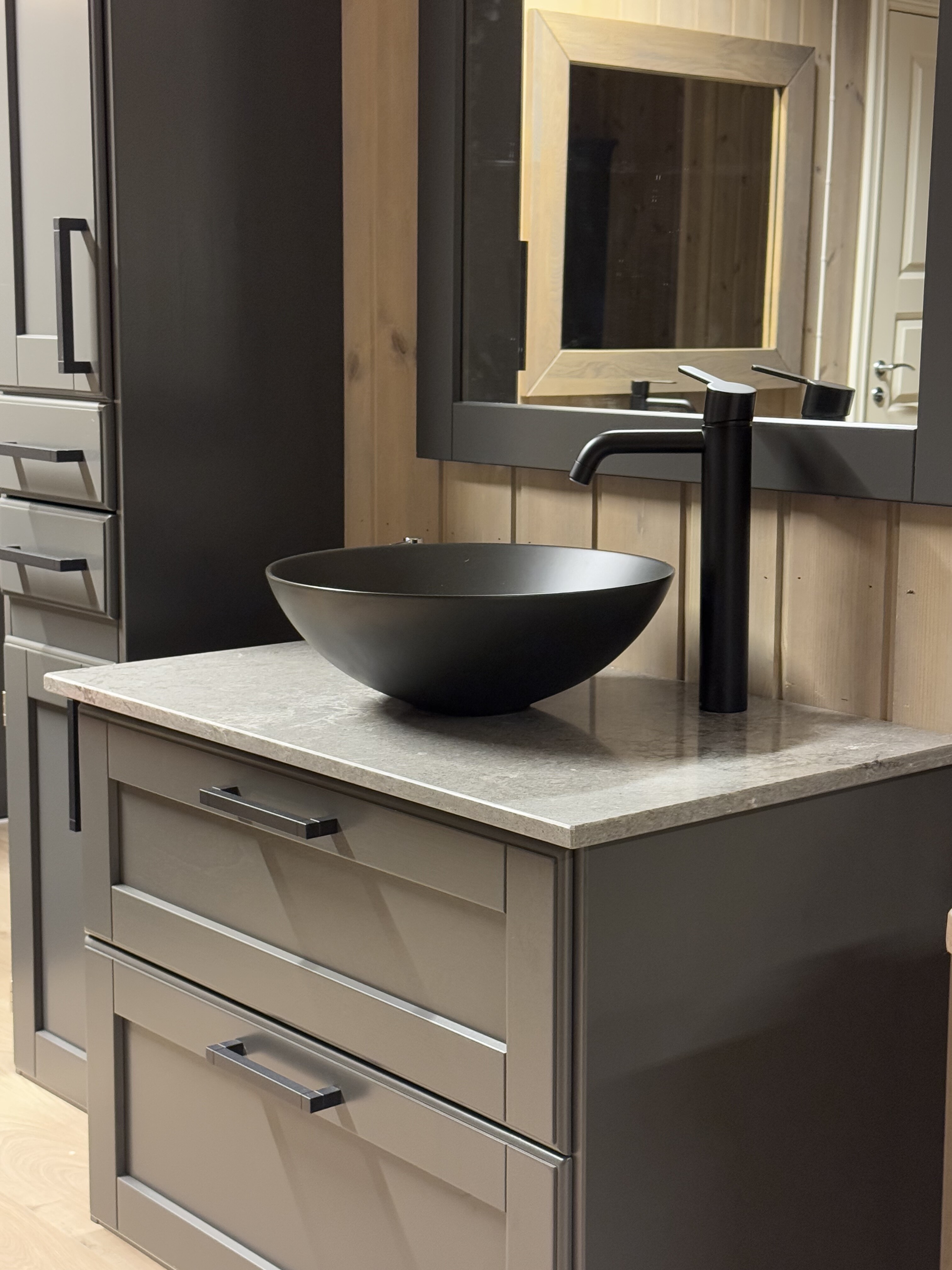 Trend bad med . steinplate, Skrogbredde 80cm, Askesort. Heltre bad i topp kvalitet fra Kistefos Møbler. Lys porselenservant sort,matt