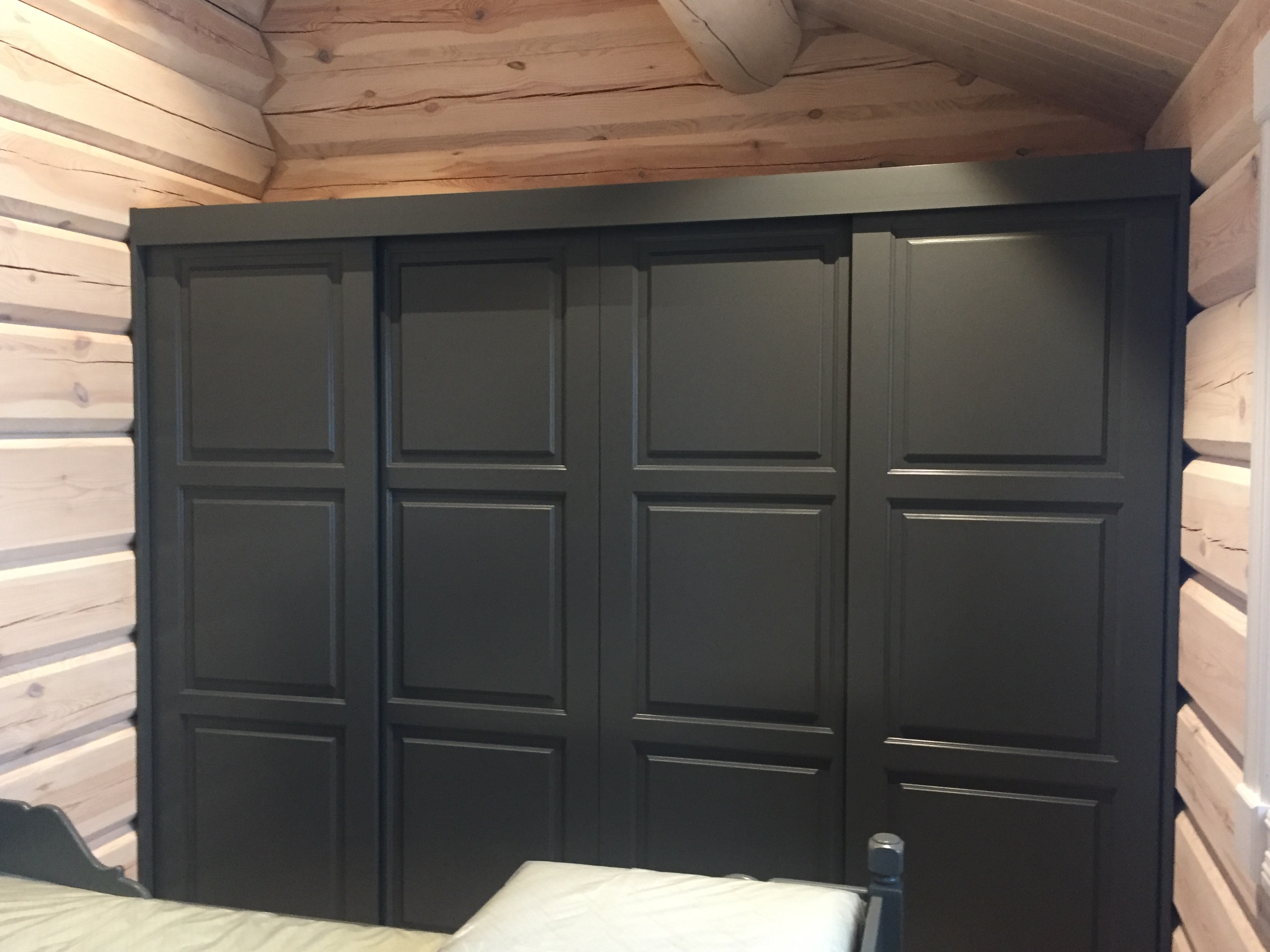 Praktisk skyvedørsgarderobe i heltre. Klassisk stil. Topp kvalitet, Kistefos Møbler