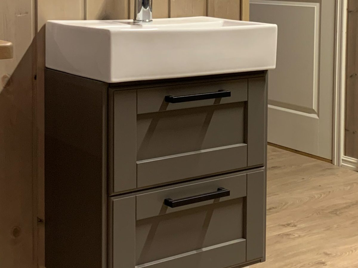 Trend bad, malt i Sober, med heldekkende servant Skrogbredde 50cm D:35. Praktisk baderomsinnredning når plassen er liten. Kistefos Møbler kvalitetsbad i heltre