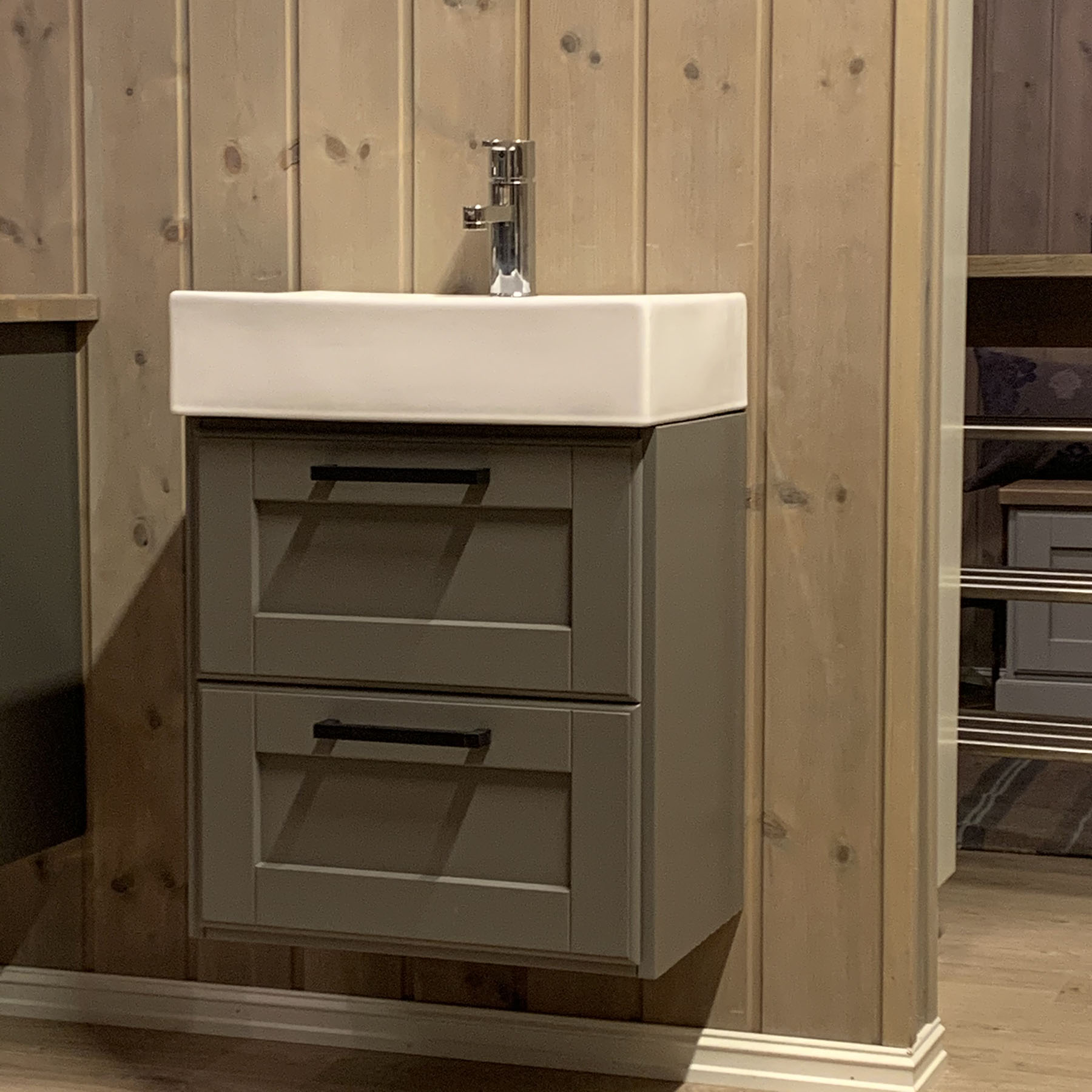 Trend bad, malt i Sober, med heldekkende servant Skrogbredde 50cm D:35. Praktisk baderomsinnredning når plassen er liten. Kistefos Møbler kvalitetsbad i heltre