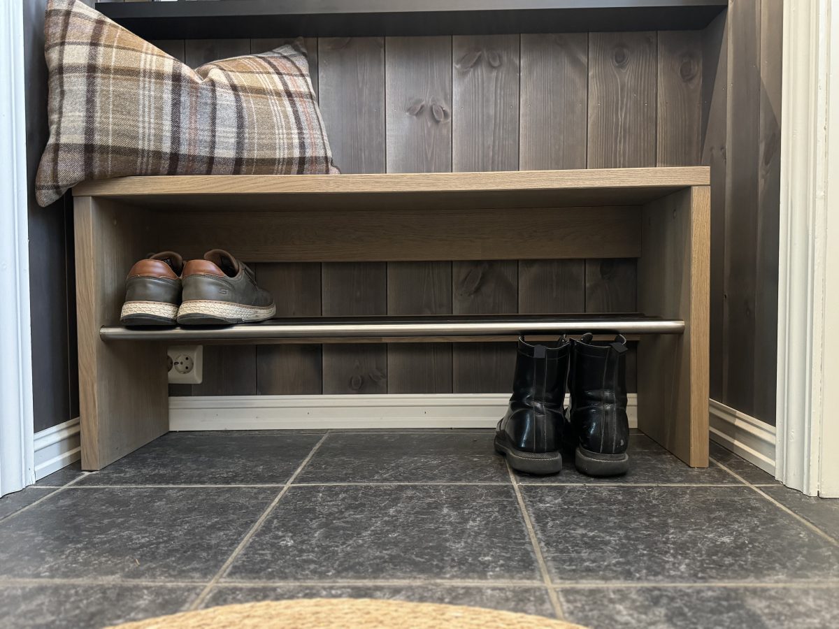 Natus skohylle/sittebenk H:47cm ,D:30 cm, Gråoljet Solid og praktisk skohylle i heltre eik.