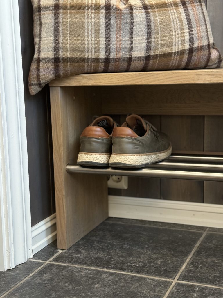 Natus skohylle/sittebenk H:47cm ,D:30 cm, Gråoljet Solid, praktisk skohylle i heltre eik.Norsk desig. Rør i rustfritt styål. Eksklusiv skohylle