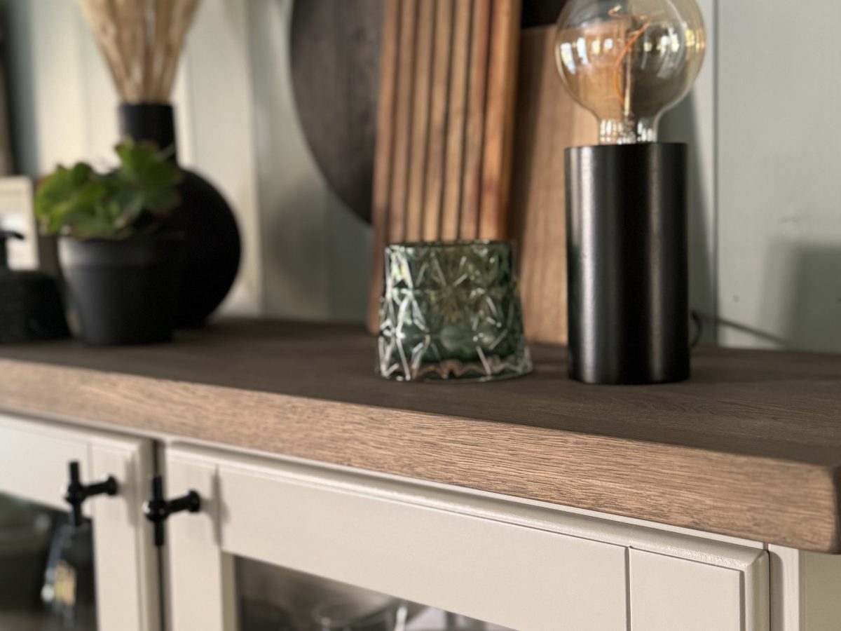 Trend kjøkken, Washed Linen,Mørk gråoljet eikeplate. Kistefos kjøkken, eksklusivet heltre, sveitservilla