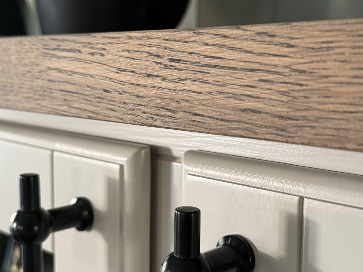 Trend kjøkken, Washed Linen,Mørk gråoljet eikeplate. Kistefos kjøkken, eksklusivet heltre, sveitservilla