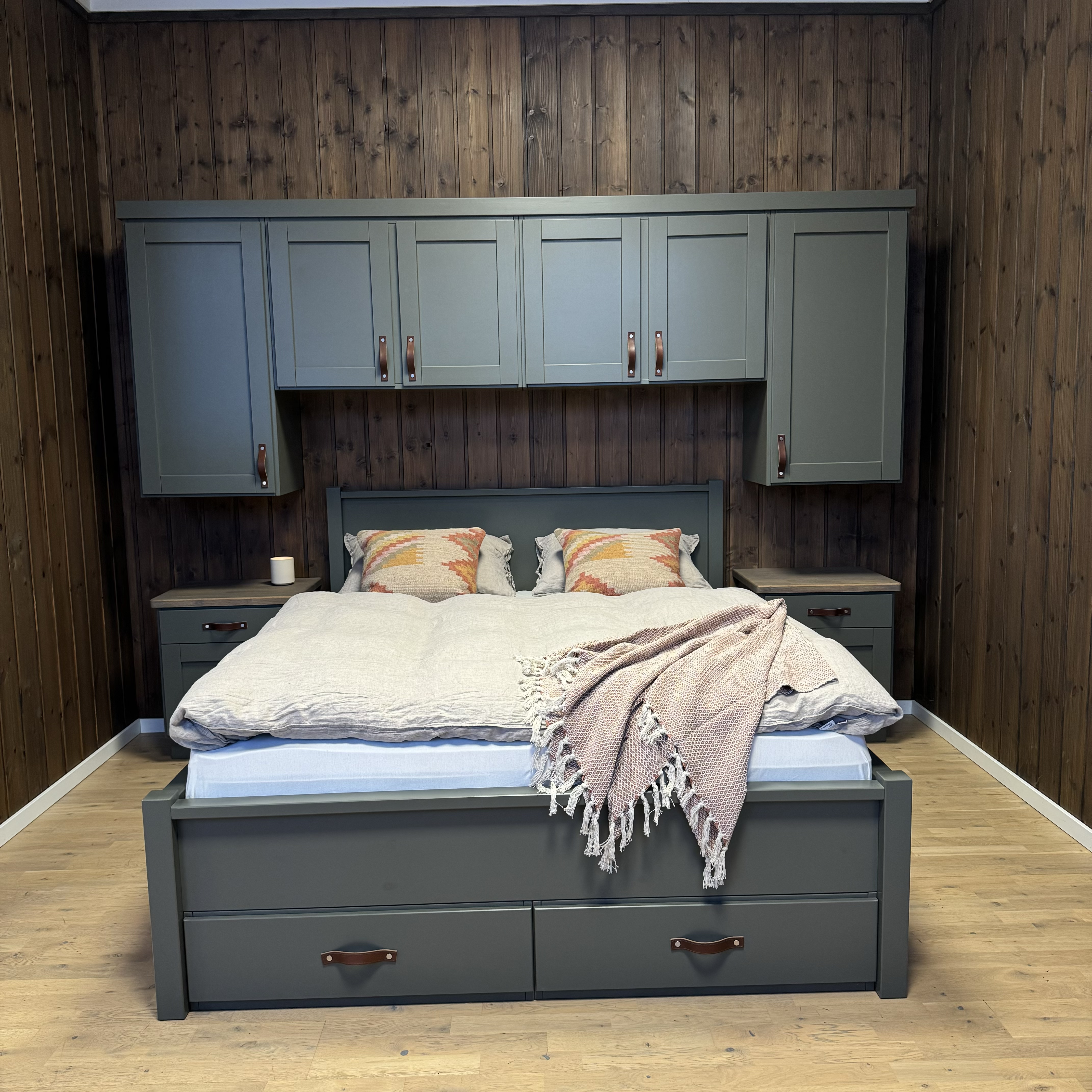 34300 Nova Garderobe rundt seng Solid og praktisk garderobe rundt seng