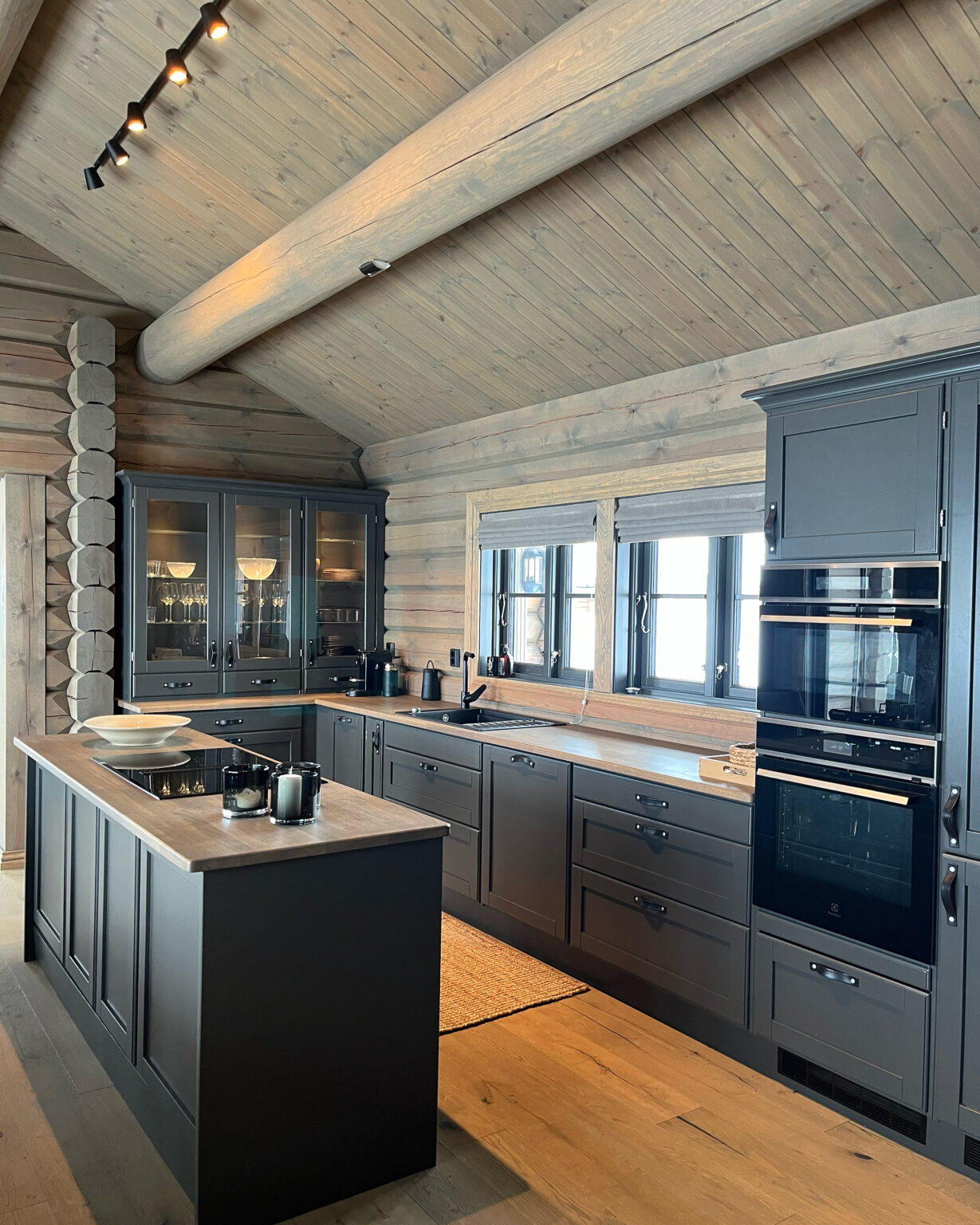 Trend Kjøkken i heltre. Malt i Askesort S8000-N. Heltre benkeplate i 30mm eik , gråoljet.