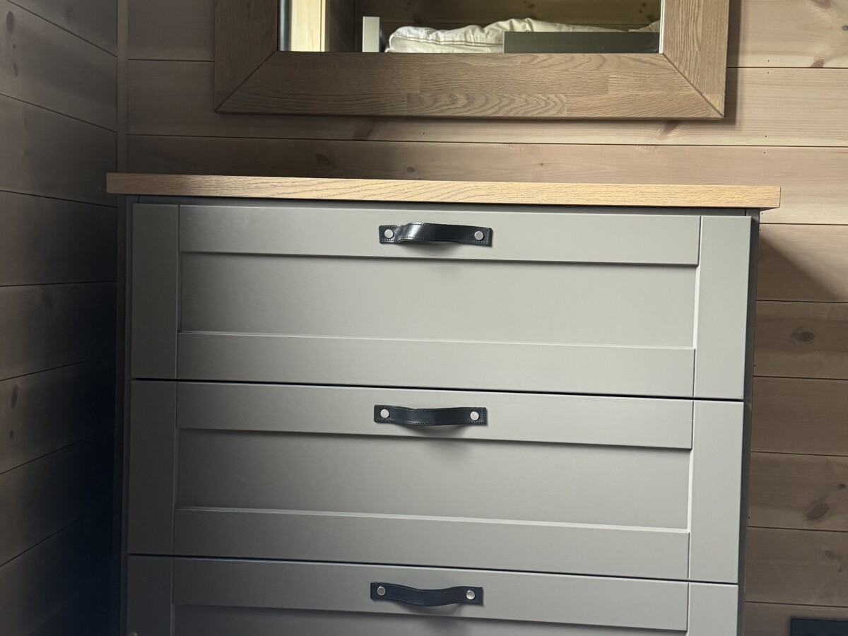 Solid moderne kommode i heltre, norsk design. Skinner med demping.