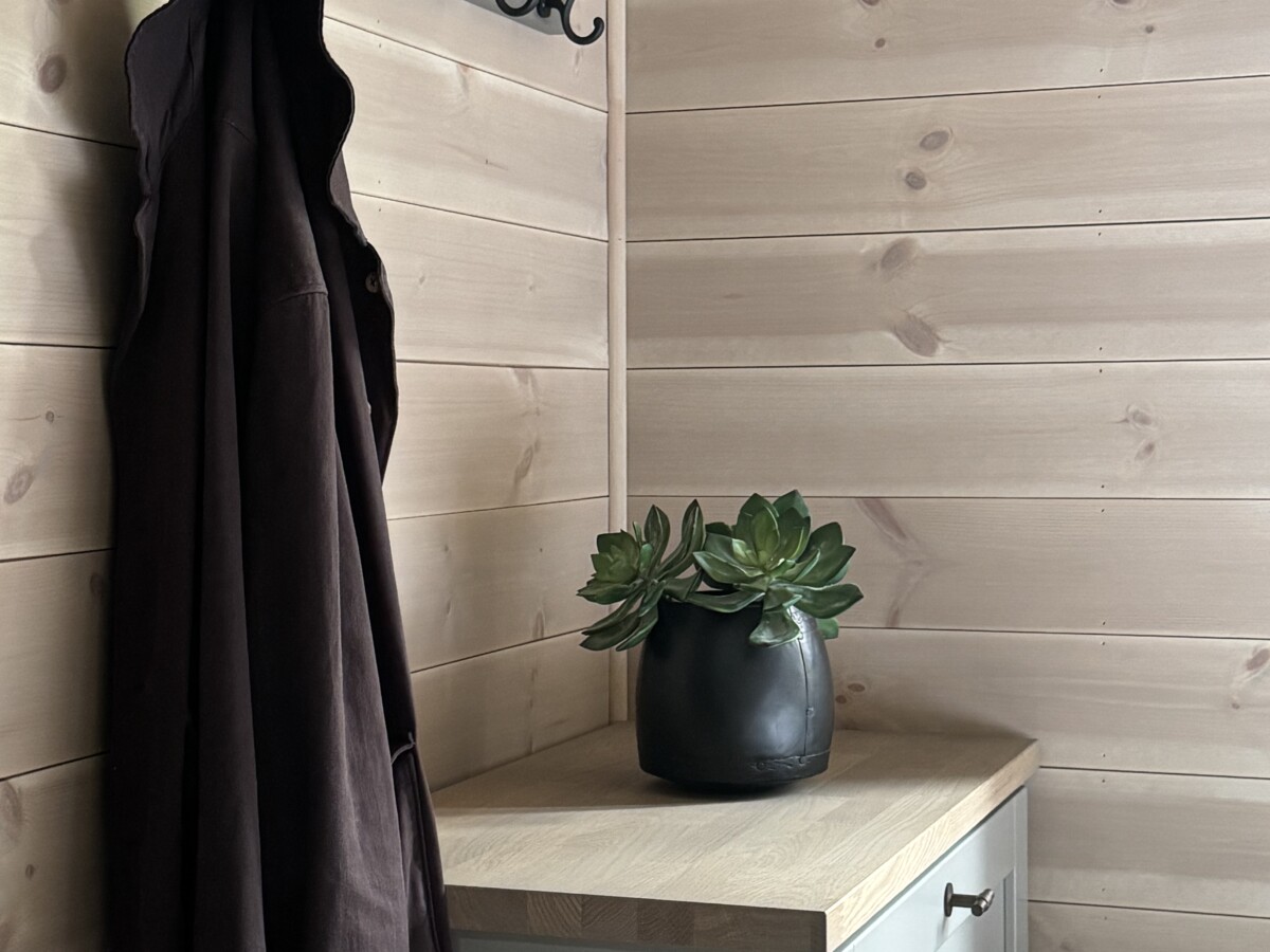 Solid moderne kommode i heltre, norsk design. Skinner med demping.