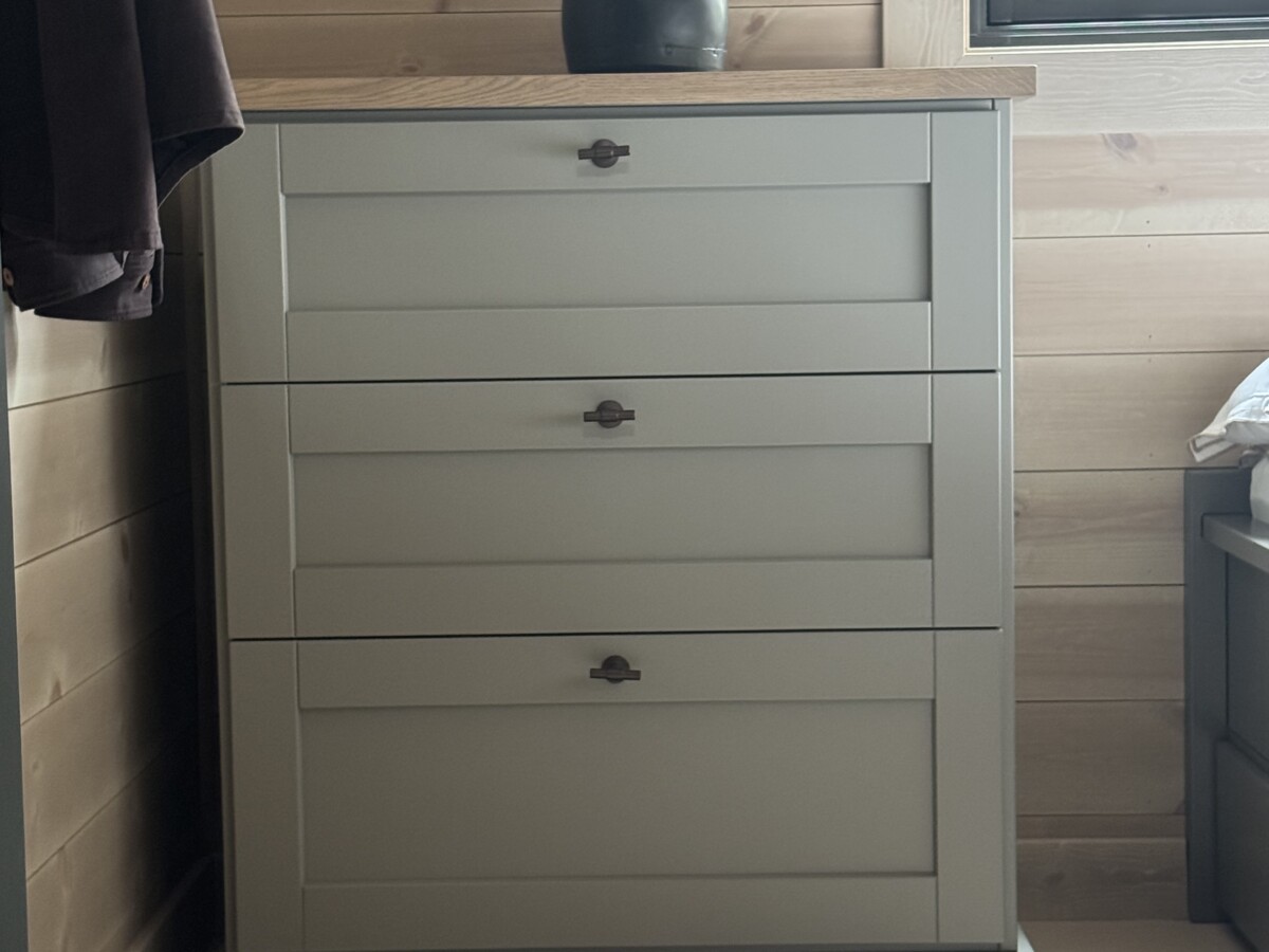 Solid moderne kommode i heltre, norsk design. Skinner med demping.