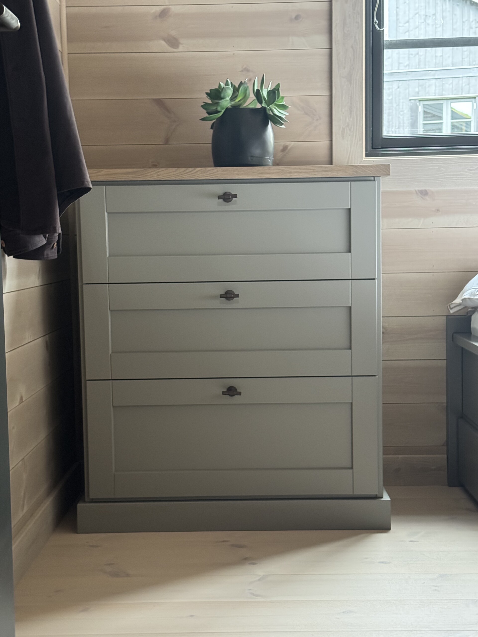 Solid moderne kommode i heltre, norsk design. Skinner med demping.