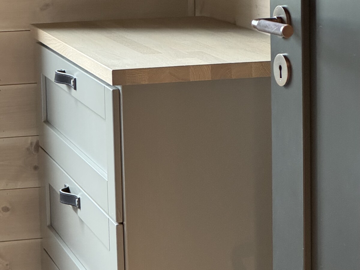 Solid moderne kommode i heltre, norsk design. Skinner med demping.