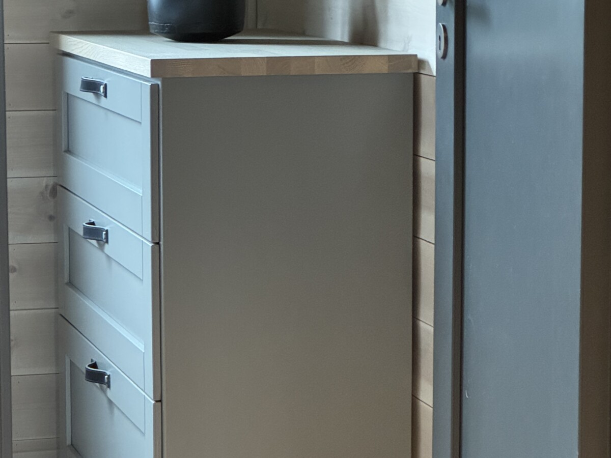Solid moderne kommode i heltre, norsk design. Skinner med demping.