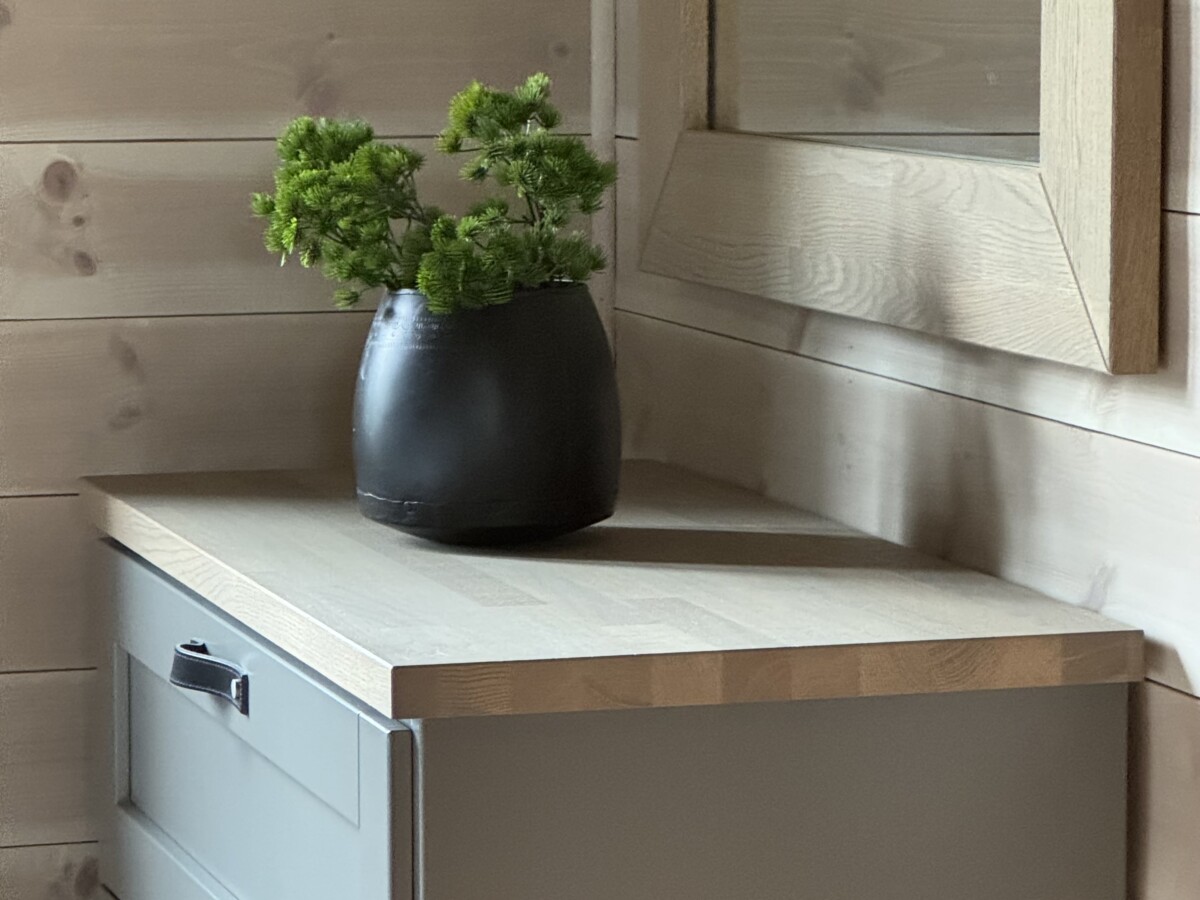 Solid moderne kommode i heltre, norsk design. Skinner med demping.